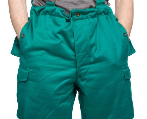 Itävaltalaiset toppahousut, hauskanvihreät, ylijäämä. Näissä on sivutaskut sekä läpiviennit alla olevien housujen taskuille.