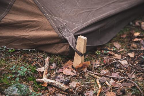 Brittiläinen 2-hengen WW2-mallin teltta, ylijäämä. Mukana sympaattiset mutta sysipaskat puiset kiilat, joista saa paremmat puukolla vuoleskelemalla. Tai niin kauan kuin näitä riittää. Onnekkaammat saavat tehdä itse paremmat.