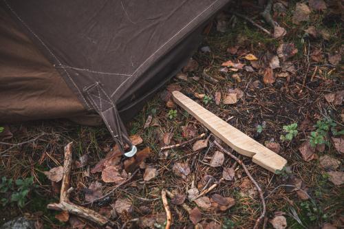 Brittiläinen 2-hengen WW2-mallin teltta, ylijäämä. Mukana sympaattiset mutta sysipaskat puiset kiilat, joista saa paremmat puukolla vuoleskelemalla. Tai niin kauan kuin näitä riittää. Onnekkaammat saavat tehdä itse paremmat.