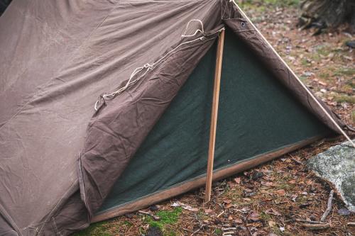 Brittiläinen 2-hengen WW2-mallin teltta, ylijäämä. Mukana tulee kaksi ältsin hienoa puista telttakeppiä niin kauan kuin keppejä riittää. Ne on helppo tehdä kyllä itsekin.