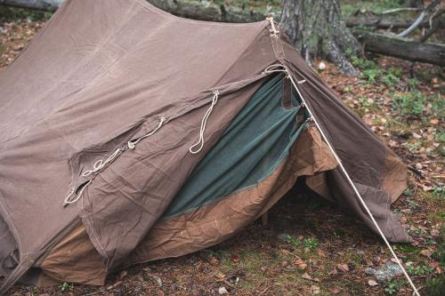 Brittiläinen 2-hengen WW2-mallin teltta, ylijäämä. Teltassa on modernihko hyttysverkko, mutta onneksi sen saa raksittua pois.