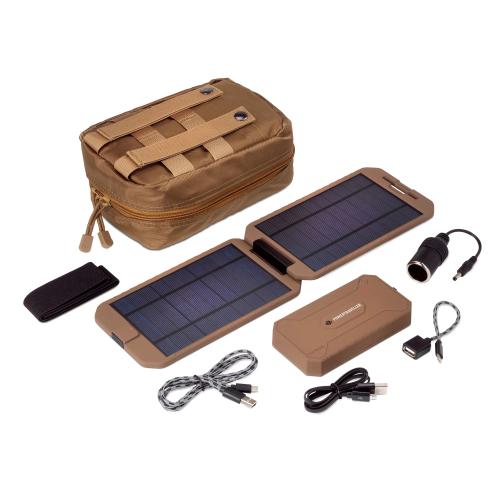 Powertraveller Tactical Extreme Solar Kit. Mukana auki taittuva aurinkolaturi, 12 000 mAh varavirtalähde, USB to USB-C -piuha, USB to Micro USB -piuha, autolaturi, USB-C to female USB -piuha, velcrohihna ja taktinen kuljetustasku.