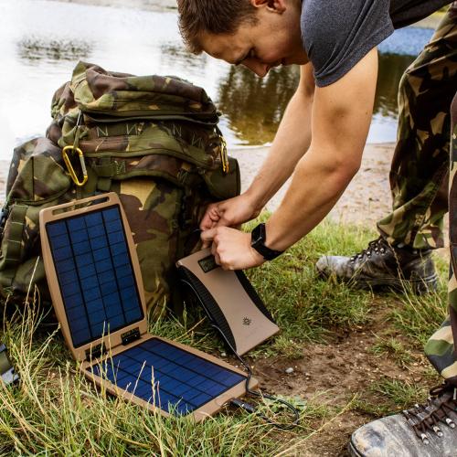 Powertraveller Tactical Solargorilla aurinkolaturi. Käytä yhdessä Powergorilla-varavirtalähteen kanssa, kun sää on epävakaa. Powergorilla myydään erikseen.