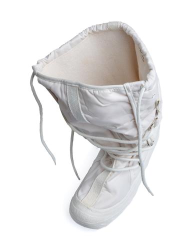 Italialaiset talvisaappaat, "Moon Boots", uudenveroiset. Varsi aukeaa varsin tilavaksi, joten nää saa helposti jalkaan.