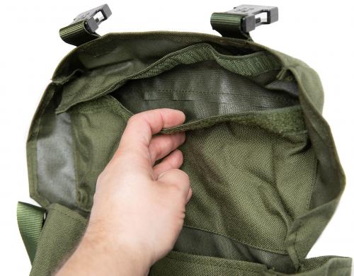 Brittiläinen valorakettilaukku, vihreä, ylijäämä. Läpän sisäpinnassa on tarranauhalla suljettava lättänä tasku.