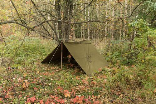 Belgialainen telttakangas, vihreä, ylijäämä. Kahdesta kankaasta saa tehtyä teltan. Kiilat, kepit ja narut myydään erikseen.