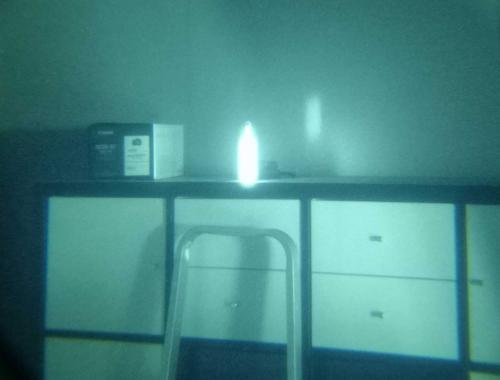 MFH valotikku 150 x 15 mm, IR-valo. Näkymä pimeänäkölaitteen läpi hämärässä huoneessa.