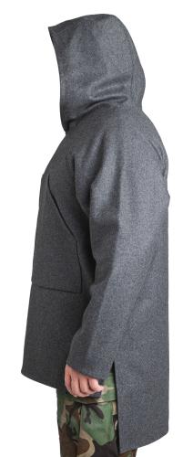 Särmä Blanket Shirt huopatakki. Mallin rinnanympärys 129 cm ja pituus 186 cm, päällä koko L/XL.