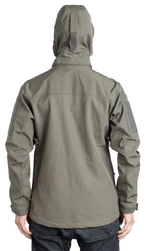 Särmä Softshell-takki. Mallin pituus 181 cm, rinnanympärys 96 cm ja vyötärö 88 cm. Päällä koko Medium Regular.