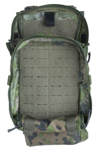 Särmä TST Assaulter Back Panel selkäpaneeli. Ylhäällä, pääosaston sivuilla läpiviennit letkuille ja piuhoille. Paneelin vetoketjusulkuisten taskujen sisäpinnalla tarranauhapintainen matalaprofiilinen PALS-matriisi. 