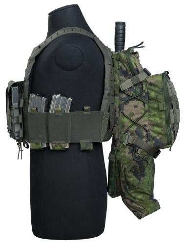 Särmä TST Assaulter Back Panel selkäpaneeli. Selkäpaneelin pohjan rullasuljettavassa taskussa kaasunaamari. Murtovälinetaskussa voimasakset.
