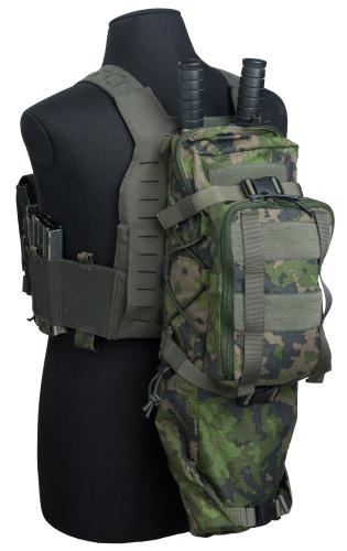 Särmä TST Assaulter Back Panel selkäpaneeli. Selkäpaneelin pohjan rullasuljettavassa taskussa kaasunaamari. Murtovälinetaskussa voimasakset.