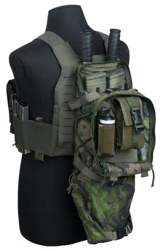Särmä TST Assaulter Back Panel selkäpaneeli. Paneelin vetoketjusulkuisten taskujen sisäpinnalla tarranauhapintainen matalaprofiilinen PALS-matriisi, johon kiinnitetyt taskut saadaan varmistettua esille toiminnan ajaksi.