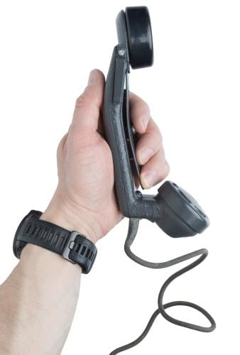 Sveitsiläinen Feldtelefon 50  -kenttäpuhelin, ylijäämä. Ergonominen design-luuri, jollaisia soisi vieläkin valmistettavan