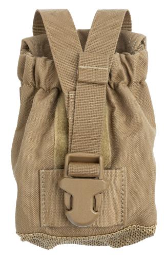 USMC FSBE kenttäpullotasku, Kojootinruskea, ylijäämä. Läpän saa varmistettua taskun sisälle tarranauhalla, jonka jälkeen taskua voi käyttää avoimena joko hihnan kanssa tai ilman.