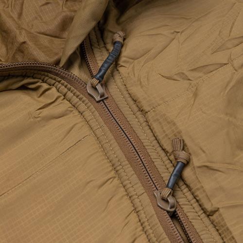 USMC kolmen vuodenajan makuupussi, Kojootinruskea, ylijäämä. Osassa pusseista on yksisuuntainen ja osassa kaksisuuntainen vetoketju.